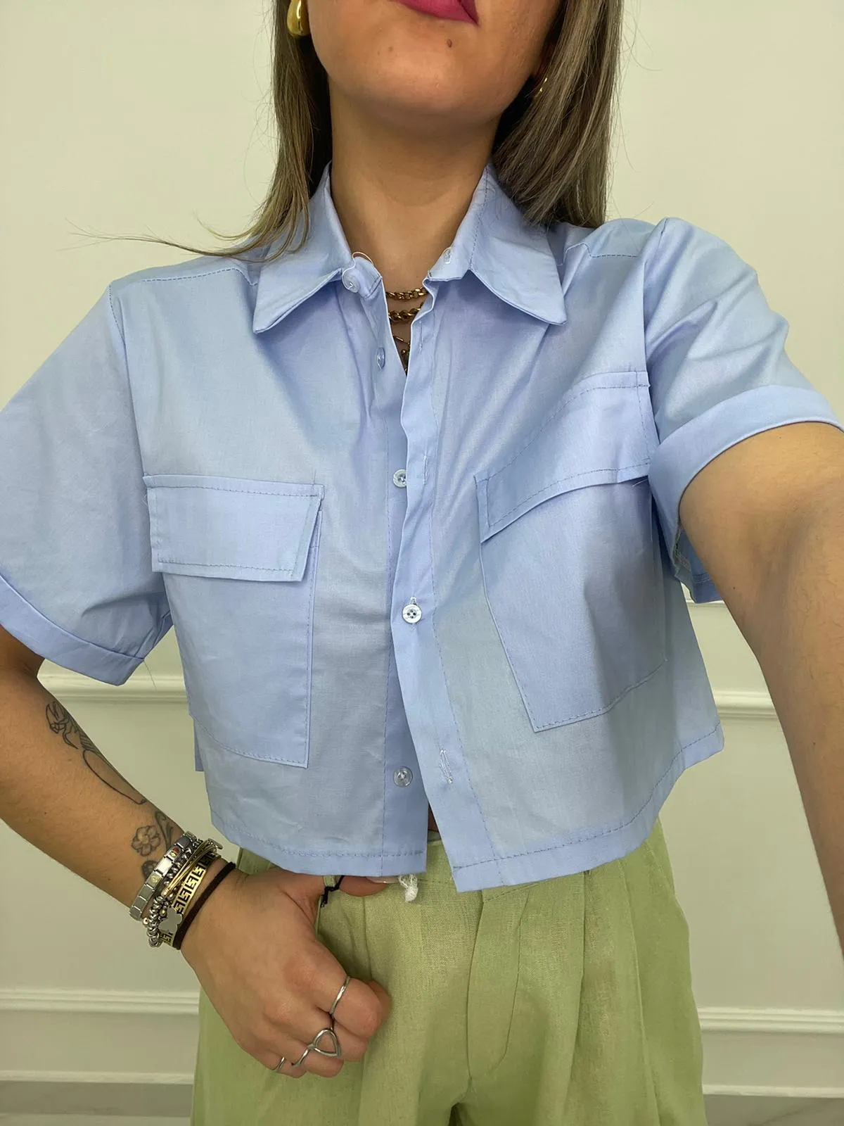 Camicia crop in cotone con tasconi