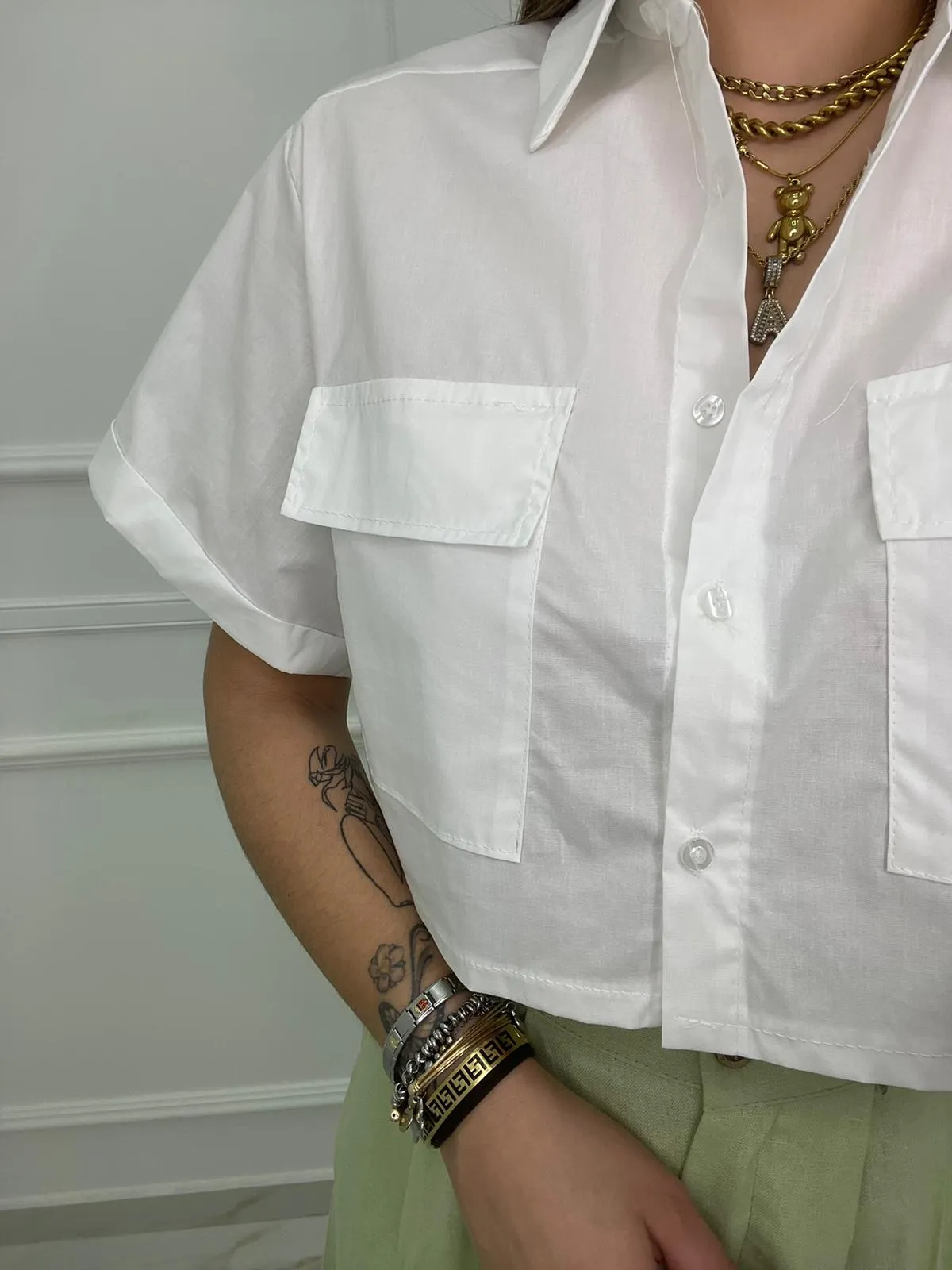 Camicia crop in cotone con tasconi