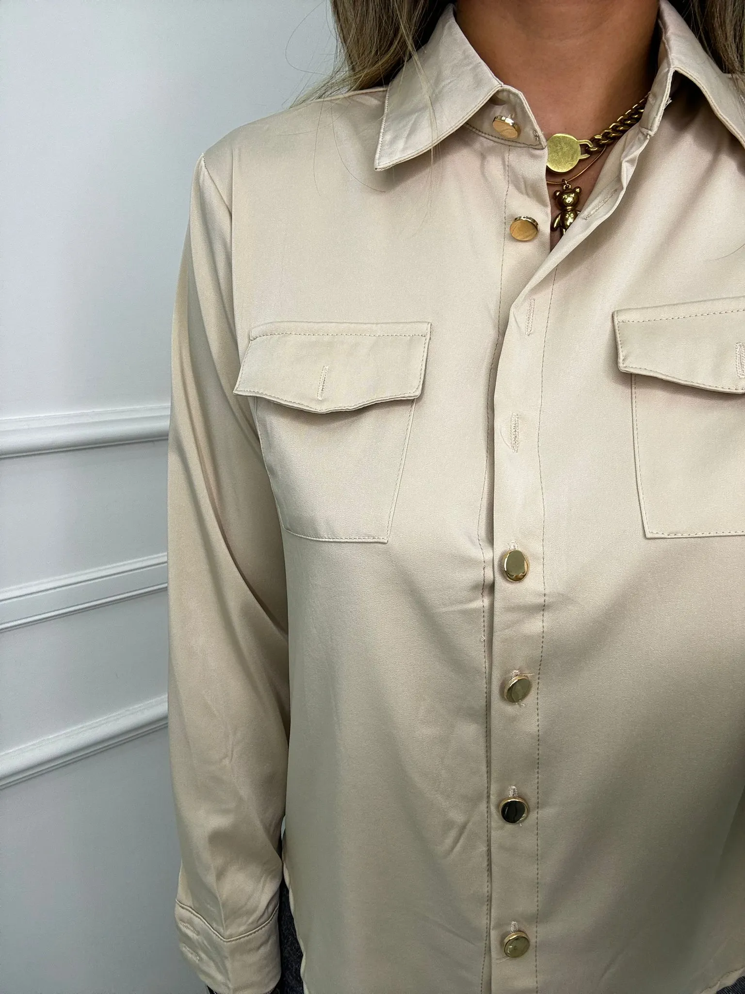 Camicia effetto seta tinta unita con bottoni oro