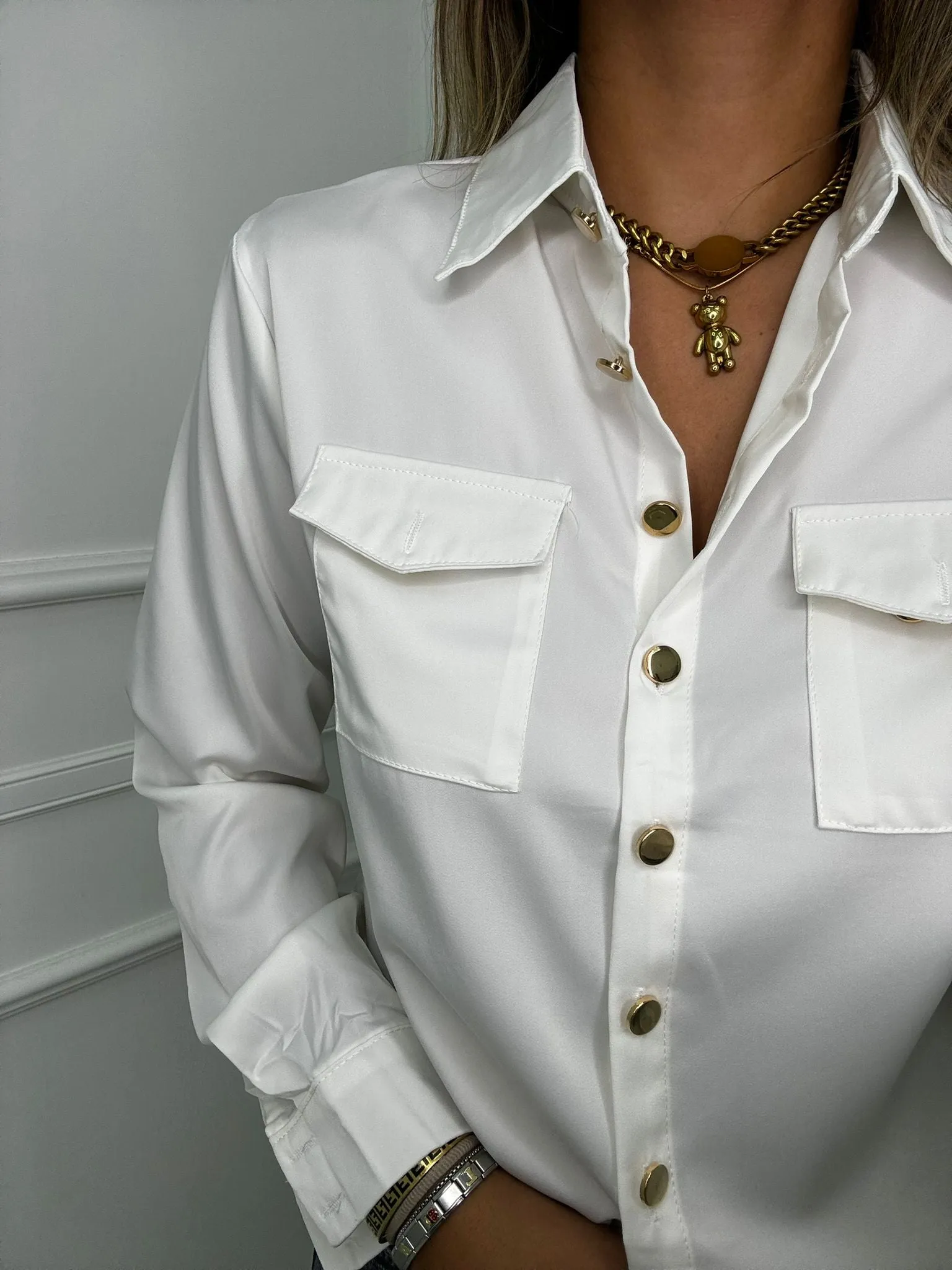 Camicia effetto seta tinta unita con bottoni oro