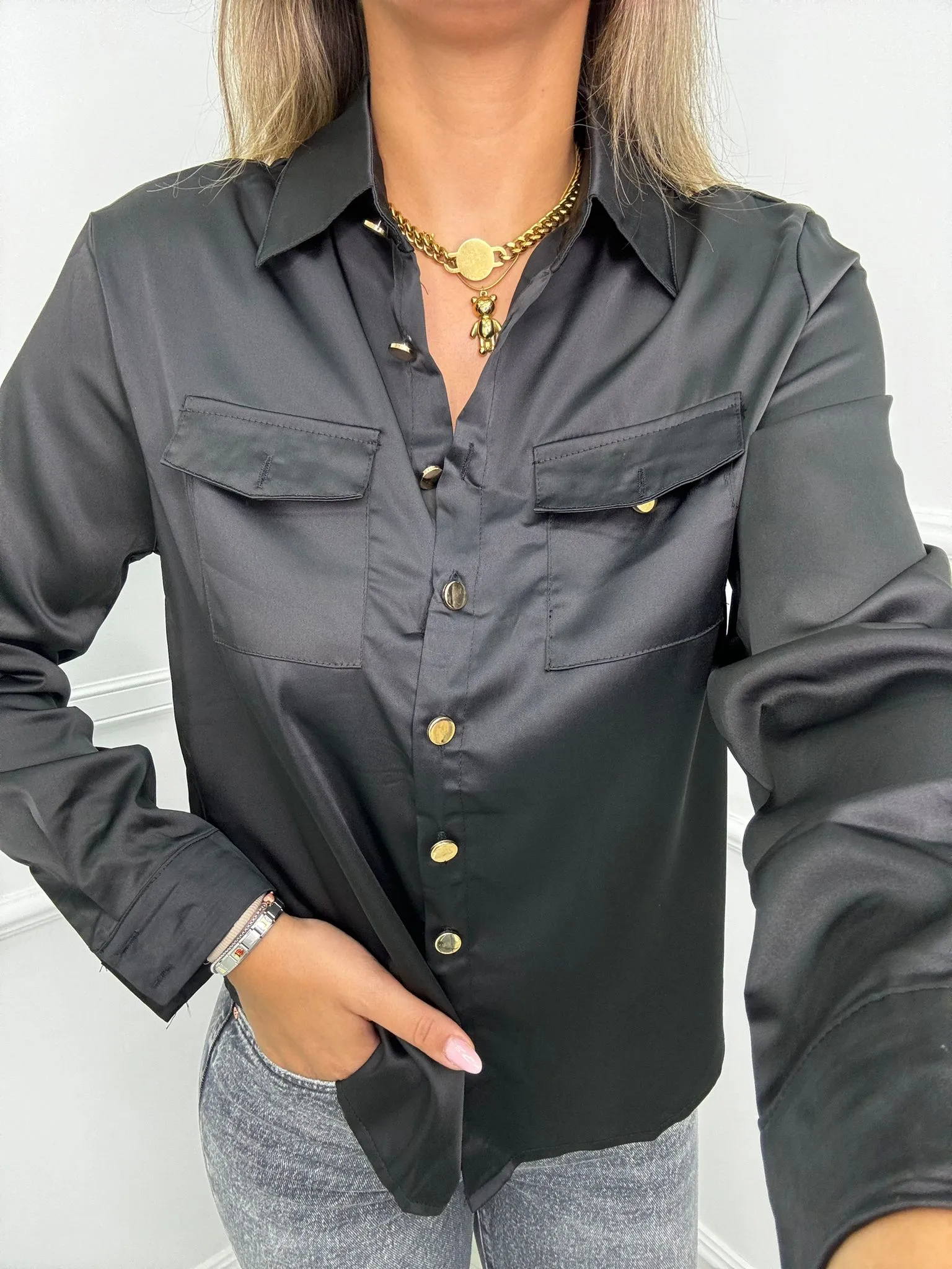 Camicia effetto seta tinta unita con bottoni oro