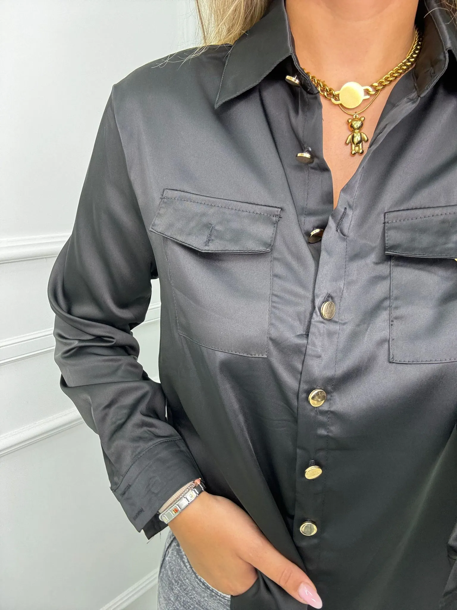 Camicia effetto seta tinta unita con bottoni oro