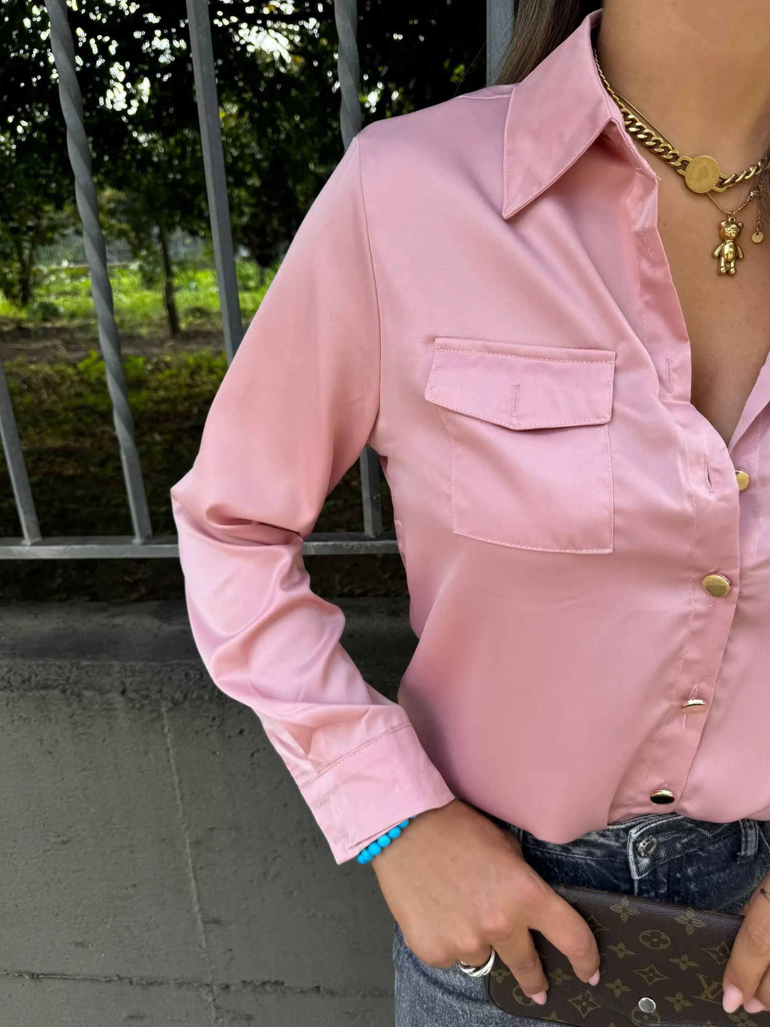 Camicia effetto seta tinta unita con bottoni oro