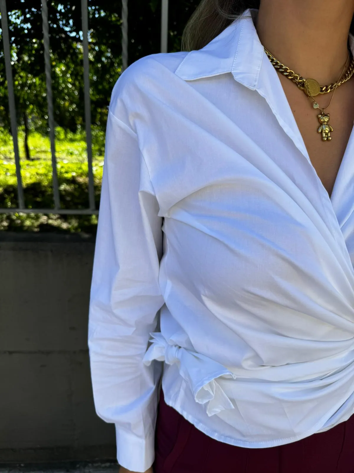 Camicia in cotone con fiocco laterale