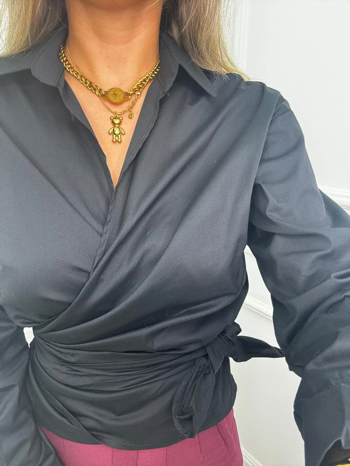 Camicia in cotone con fiocco laterale