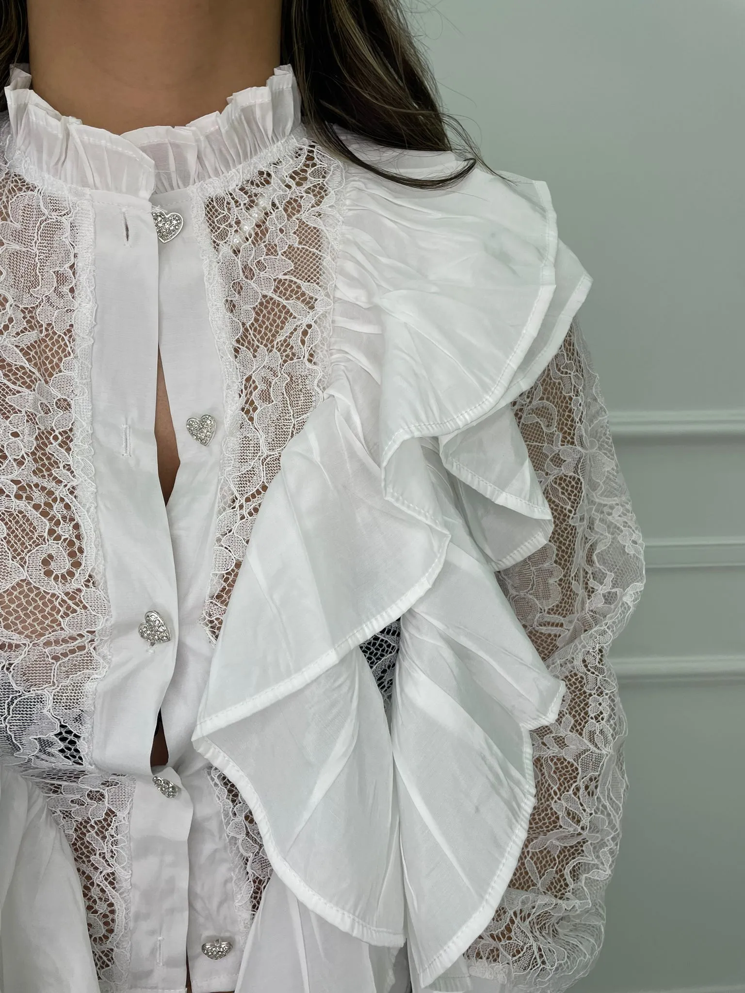 Camicia in pizzo con rouches e bottoni gioiello