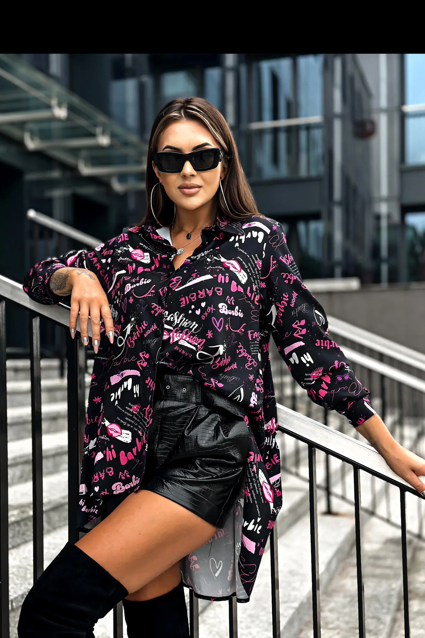 Camicia lunga oversize ampia e comoda nera con diverse scritte rosa magenta e viola