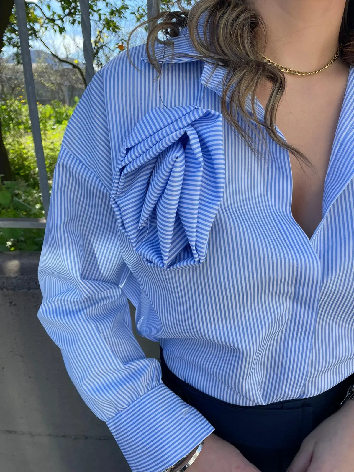 Camicia over a righe con applicazione rosa