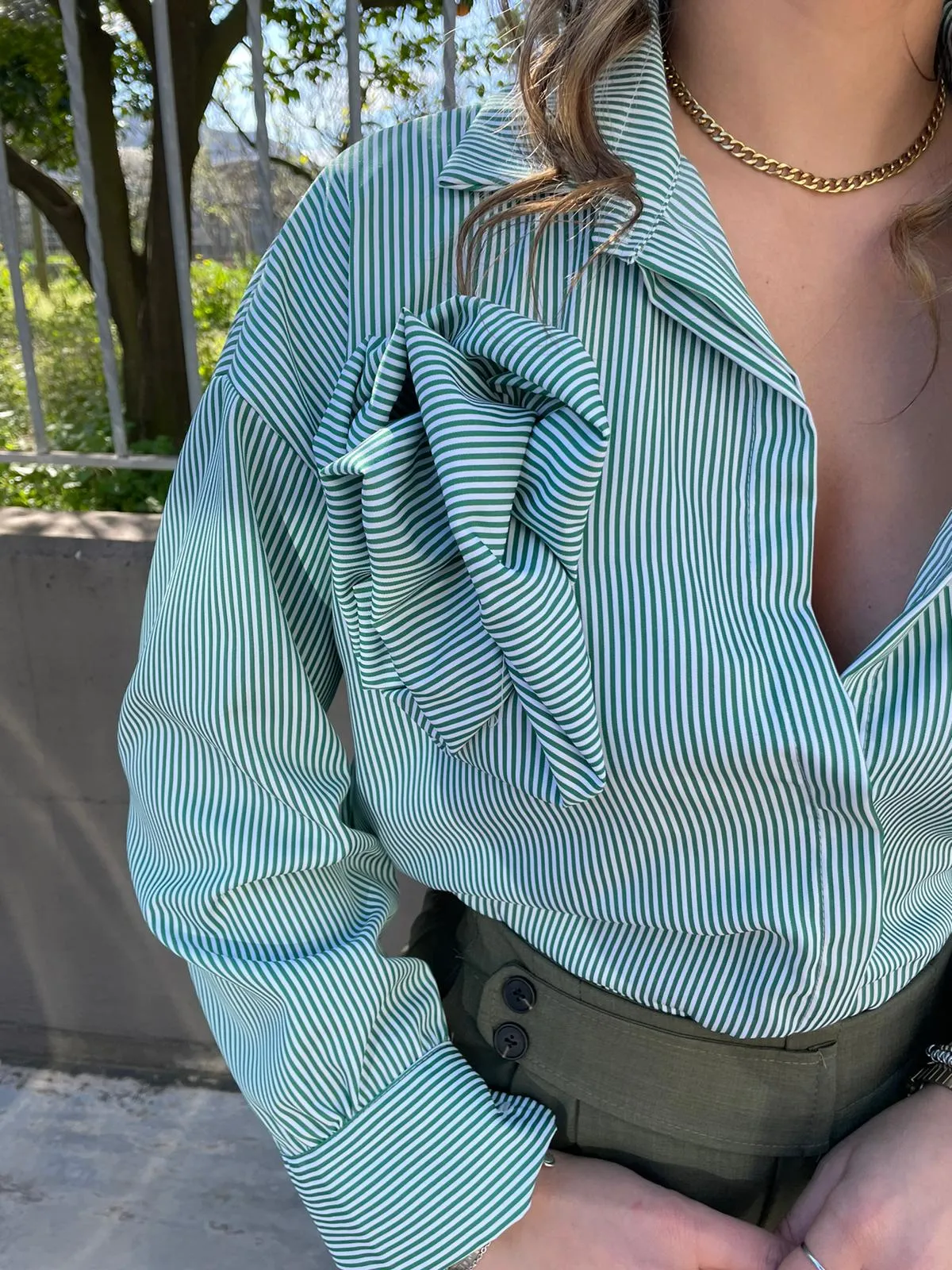 Camicia over a righe con applicazione rosa