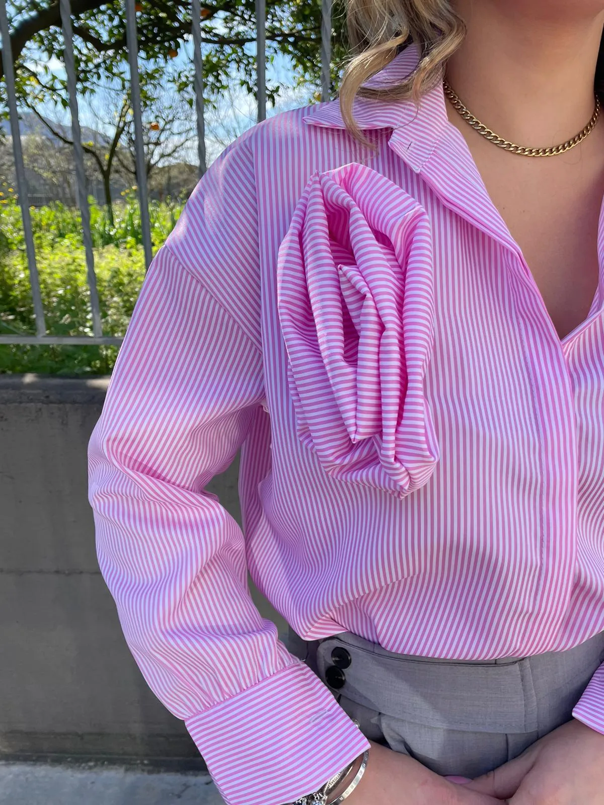 Camicia over a righe con applicazione rosa