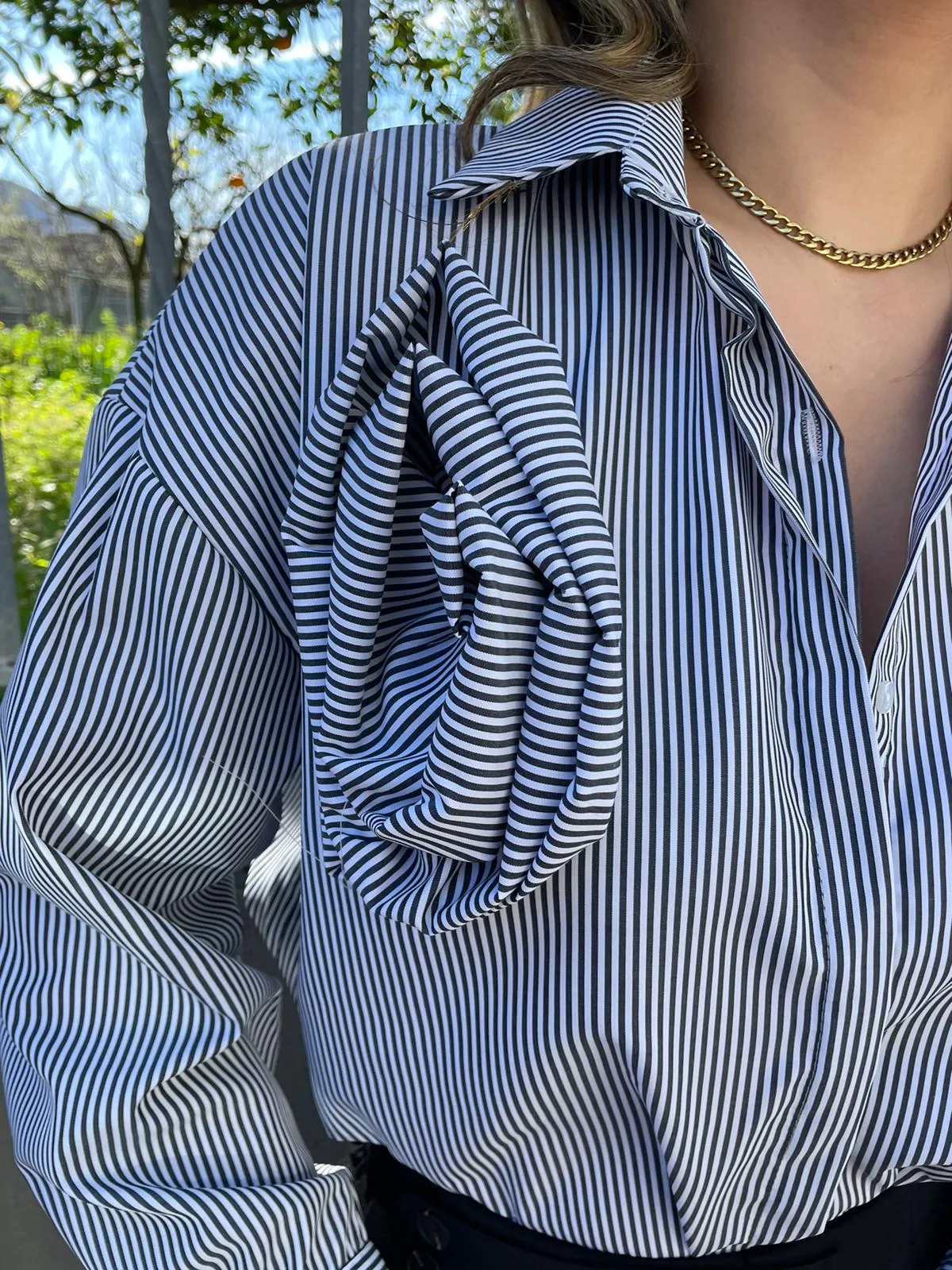 Camicia over a righe con applicazione rosa