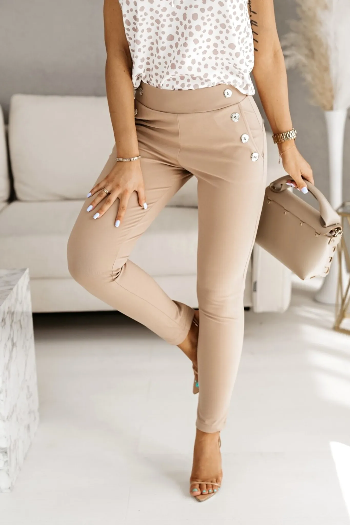 Pantaloni casual sportivi beige in cotone con tasche laterali e bottoni dorati