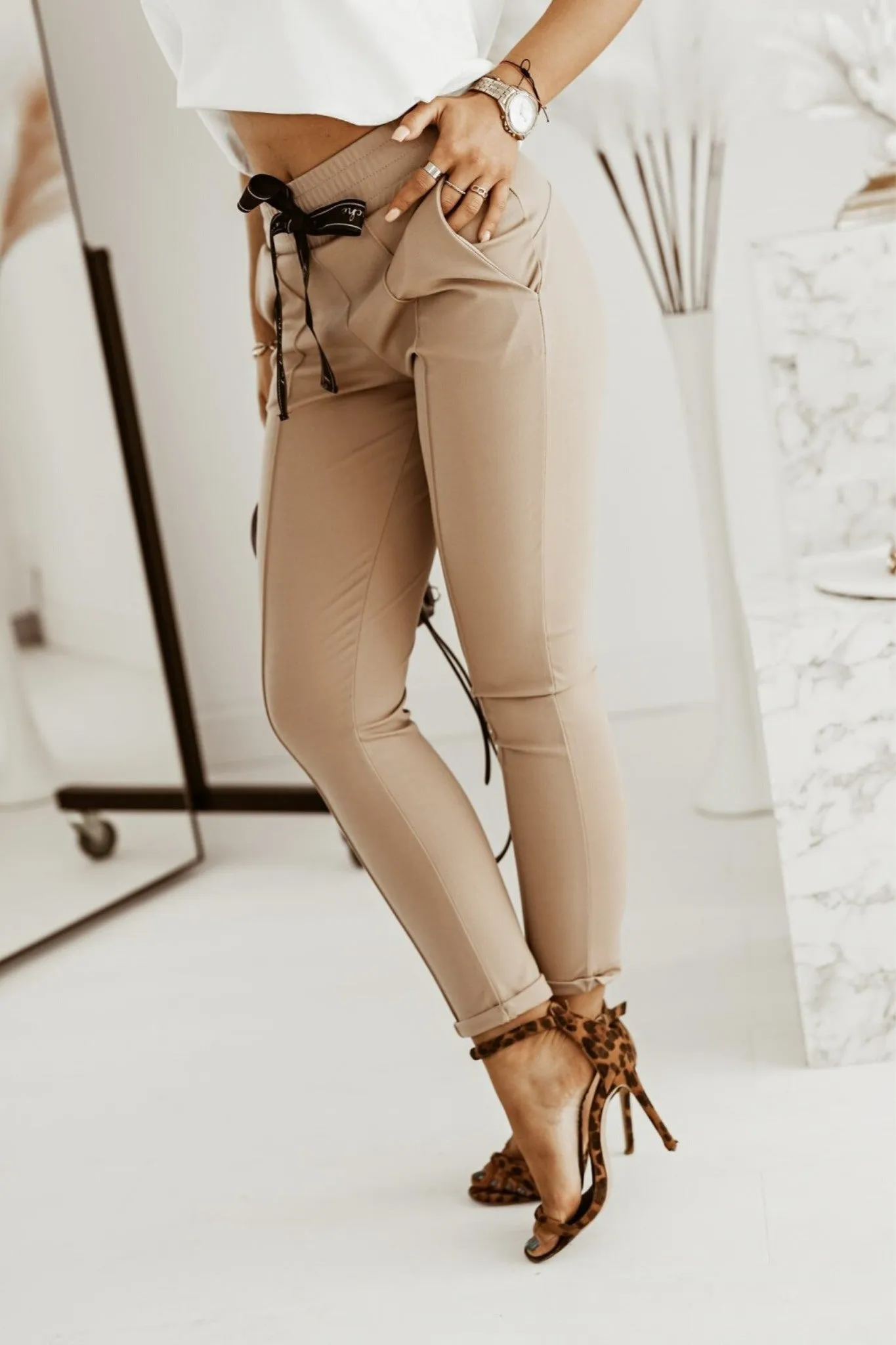 Pantaloni sportivi beige in cotone con tasche laterali e nastro decorativo vita