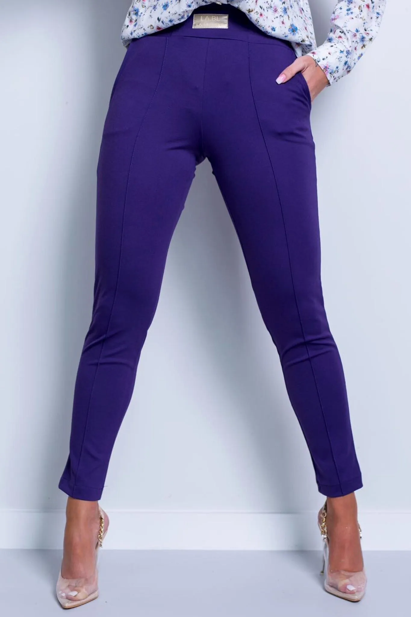 Pantaloni sportivi colore viola in cotone con tasche laterali e vita elasticizzata